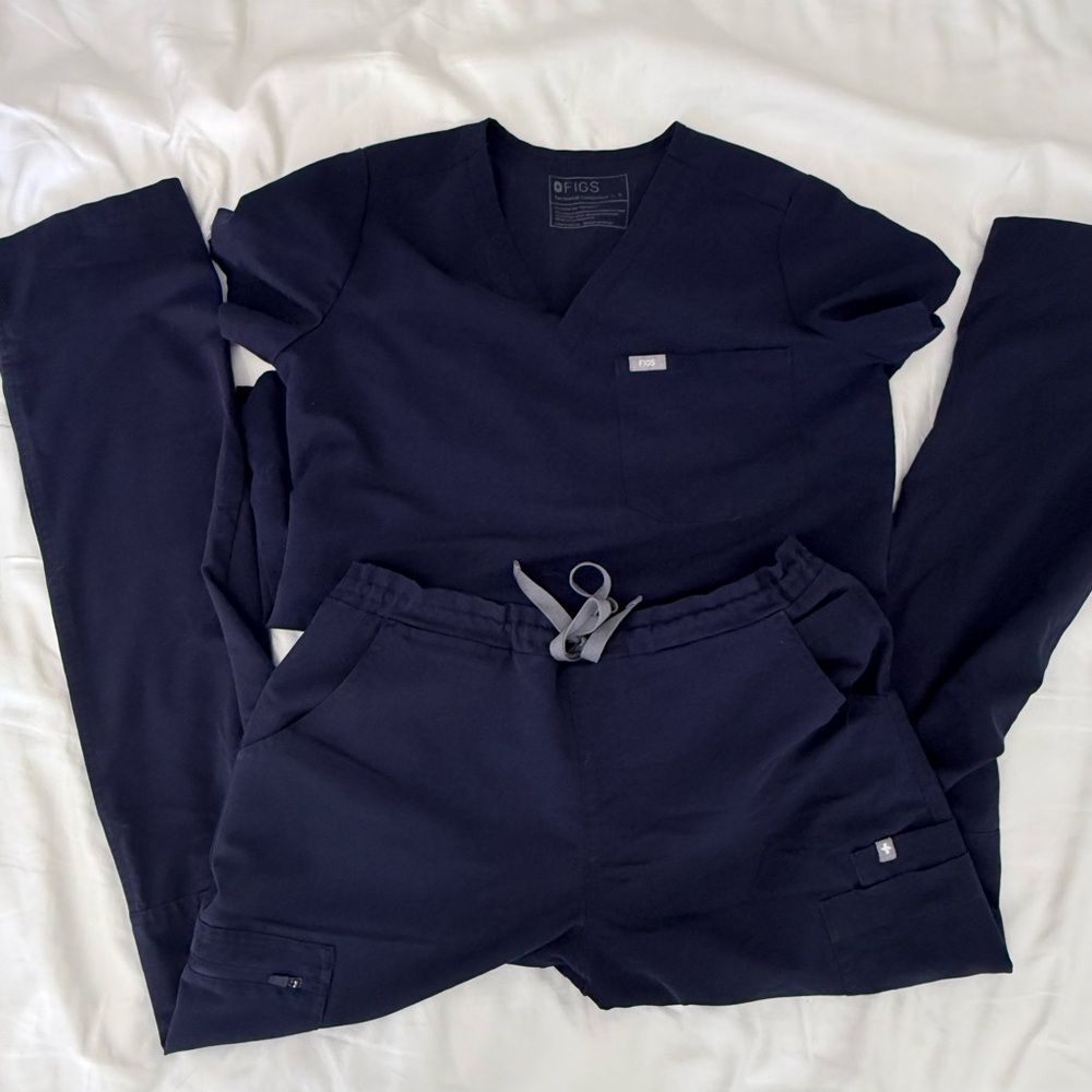 FIGS women’s scrubs Navy yola medium pants & Catarina 1 pocket scrub Small top